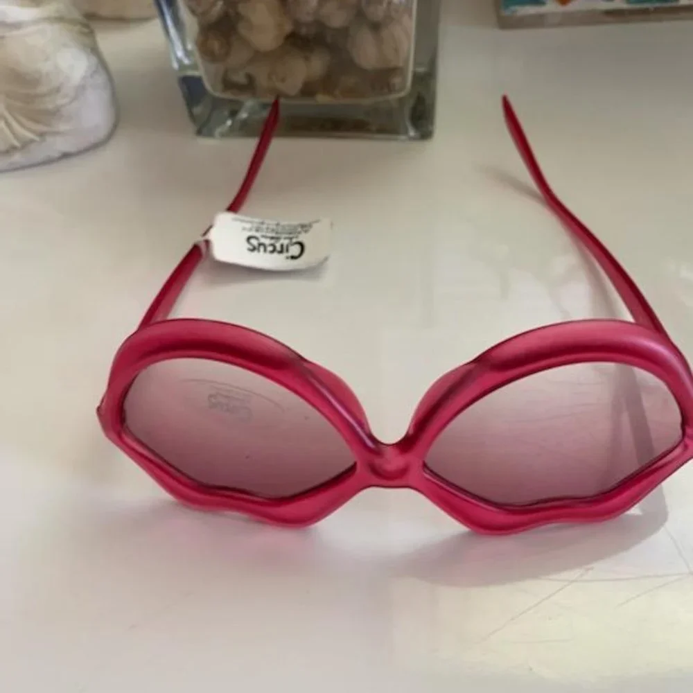 Circus by Sam Edelman Lip Sunglasses
